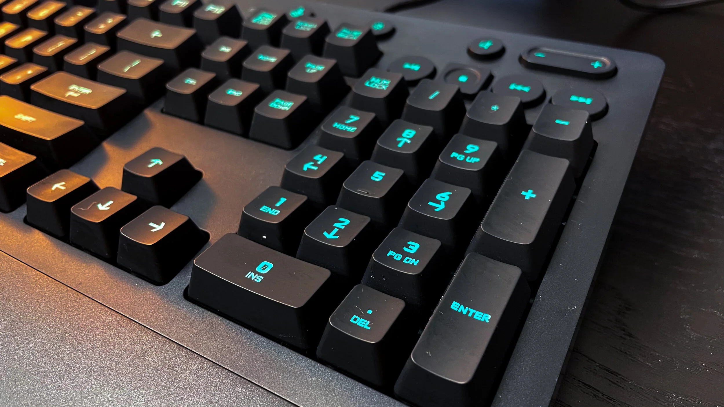 LOGITECH G213